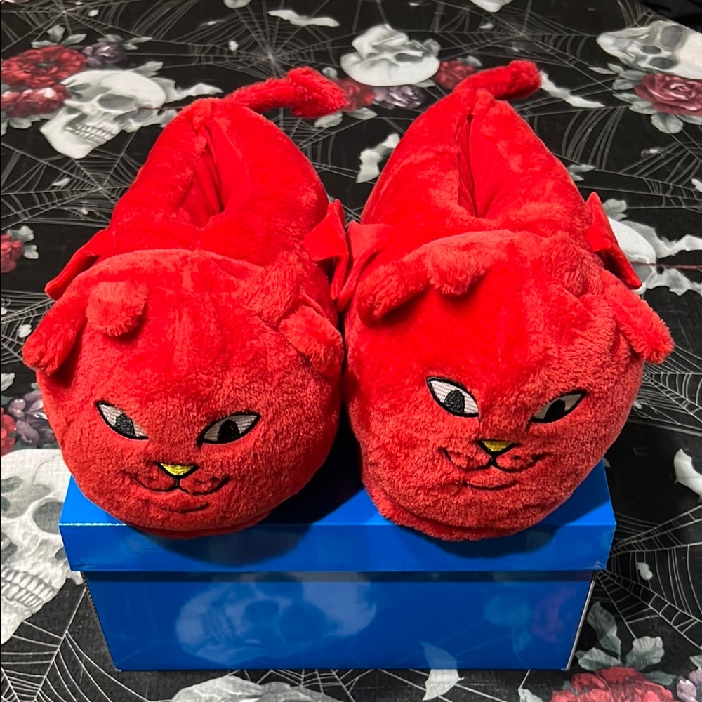 NEW RIPNDIP LORD DEVIL PLUSH RED SLIPPERS SIZE SMALL/MEDIUM FITS SIZE 4-8 MENS